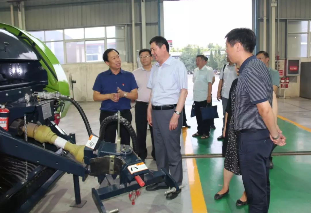 新鄉(xiāng)市工信委黨組書記、主任杜家武一行到花溪公司調(diào)研